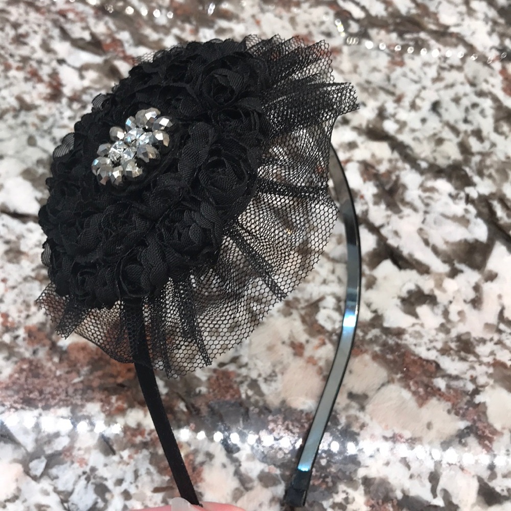 Black headband with side detail